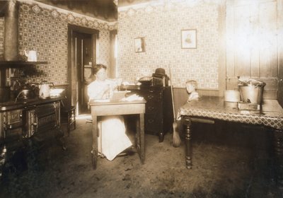Kvinne setter bust inn i tannbørster på kjøkkenet sitt, ca. 1912 av Lewis Wickes Hine