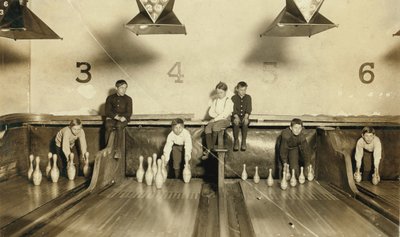 Unge gutter setter opp bowlingpinner på Arcade Bowling Alley Late at Night, Trenton, New Jersey, USA, ca. 1909 av Lewis Wickes Hine