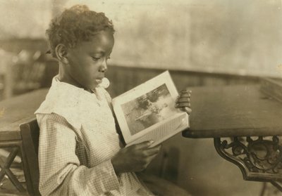 Lesebok for unge jenter i klasserommet, Pleasant Green School, Marlinton, Pocahontas County, West Virginia, USA, ca. 1921 av Lewis Wickes Hine