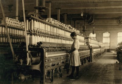 Ung tenåringsjente jobber som spinner ved Cotton Mill, West, Texas, USA, ca. 1913 av Lewis Wickes Hine