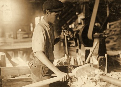 Ung gutt i et verksted ca. 1936 av Lewis Wickes Hine