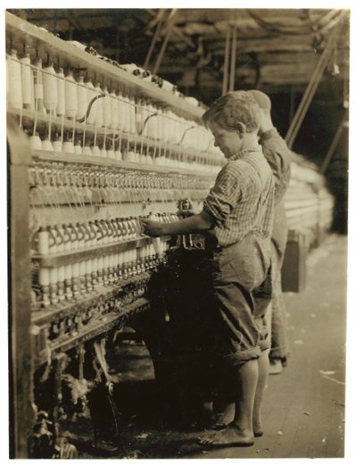 Unge doffers erstatter hele spoler i North Pownal, Vermont, 1910 av Lewis Wickes Hine