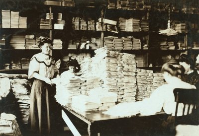 Unge kvinner sorterer papirer i et lagerrom, ca. 1905 av Lewis Wickes Hine