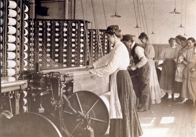 Unge kvinner som jobber ved en spinnemaskin i en bomullsfabrikk, South Carolina, 1908 av Lewis Wickes Hine