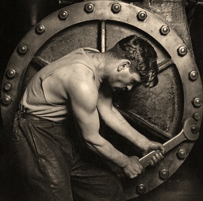 nærbilde av en krafthusmekaniker som jobber med damppumpe ca. 1920 (bilde) av Lewis Wickes Hine