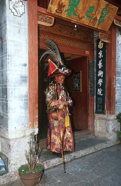 Kina, Yunnan, Lijiang, mann i tradisjonell Naxi-drakt av Unbekannt Unbekannt