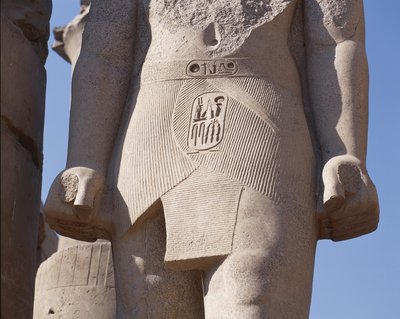 Detalj av kolossal statue av farao med kartusj av Court of Ramses II av Unbekannt Unbekannt