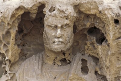Egypt, Alexandria, katakombene i Kom-esh-Shuqafa, interiøret i hypogeum, detalj av en statue av Unbekannt Unbekannt