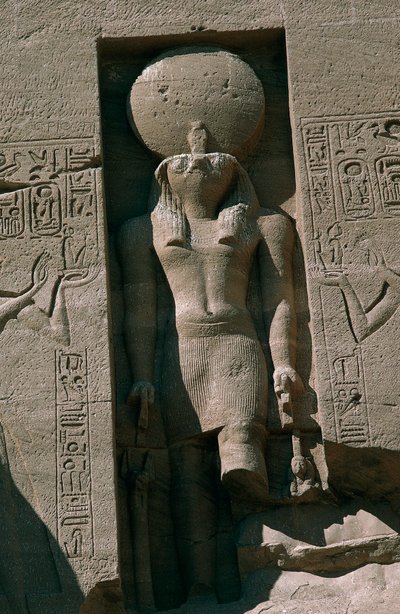 Egypt, Nubia, Abu Simbel, Great Temple of Ramses II, fasade, nisje med statue av solguden Ra av Unbekannt Unbekannt