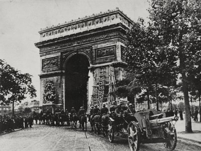 Tyske tropper paraderer ned Place de l'Etoile (Place Charles-de-Gaulle) foran Triumfbuen, 14. juni av Unbekannt Unbekannt