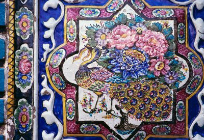 Påfugl og blomster, polykrom flisedekorasjon i Tekyeh Mo'aven ol-Molk, Kermanshah, Iran av Unbekannt Unbekannt