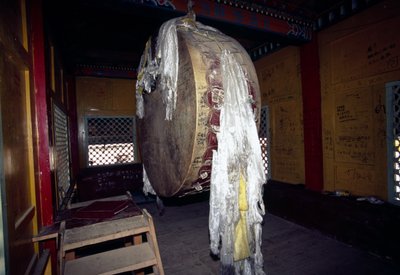 Bønnehjul i Ganden Sumtseling kloster i Shangri-La, også kjent som Zhongdian eller Gyalthang, Yunnan, Kina av Unbekannt Unbekannt