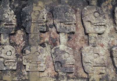 Relieff som viser menneskehodeskaller, detalj av Tzompantli, eller Wall of Skulls, det arkeologiske stedet Chichen Itza (UNESCOs verdensarvliste) av Unbekannt Unbekannt