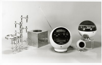 Retro bord, papirkurv og musikkspillere (s/hvitt bilde) av Unbekannt Unbekannt