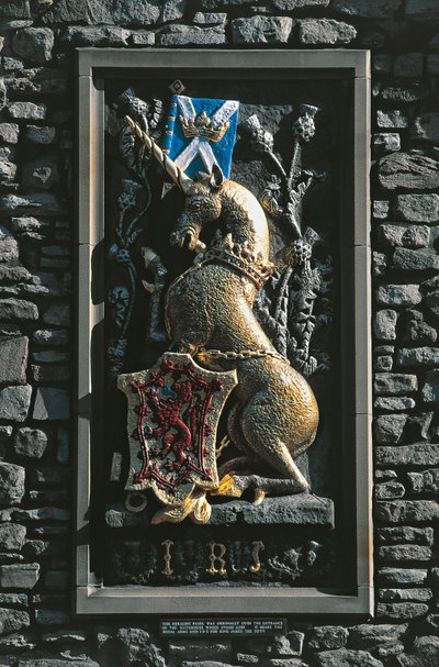 Enhjørning, heraldisk emblem på fasaden til Holyrood-palasset, Edinburgh, Skottland, Storbritannia av Unbekannt Unbekannt