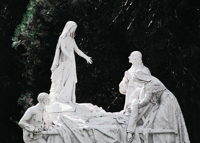 Jomfru helbredende syk person, skulpturgruppe Salus Infirmorum (Helse for syke) av Unbekannt Unbekannt