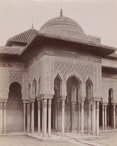[Løvenes gårdsplass, Alhambra, Granada], 1880-90-tallet. av Likely Sebastiano Tassinari.