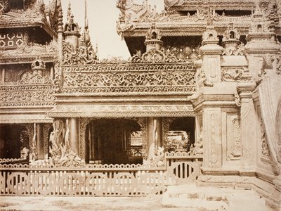 nr. 92. Amerapoora. En annen del av balkongen til Kyoung nr. 86 [Maha-too-lo-Bounghian Kyoung]. av Linnaeus Tripe
