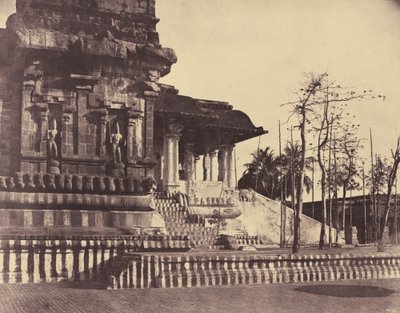 Tanjore: Great Pagoda, Entrance Looking Outwards av Linnaeus Tripe