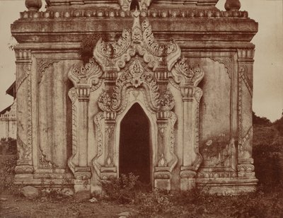 Tsagain Myo: Doorway of a Small Pagoda av Linnaeus Tripe