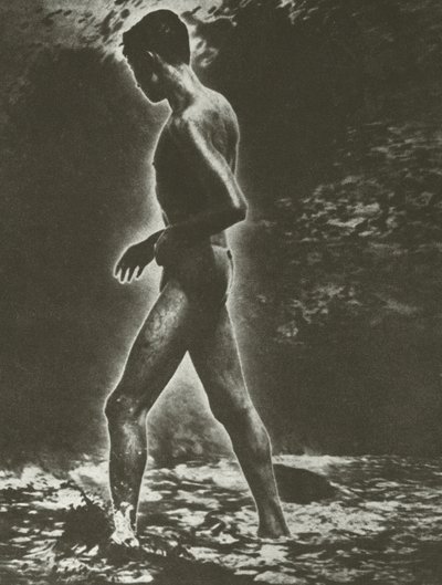Gutt og bølge (s/hvitt bilde) av Lionel Wendt