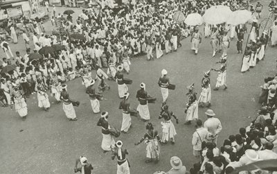 Perahera (s/hvitt bilde) av Lionel Wendt