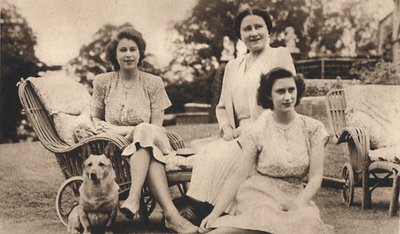 Hennes Majestet Dronningen med de kongelige prinsessene, c1950. av Lisa Sheridan