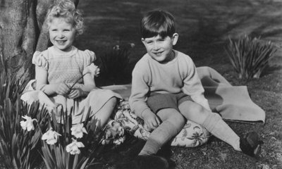 Prins Charles og prinsesse Anne som barn på Balmoral, 28. september 1952. av Lisa Sheridan