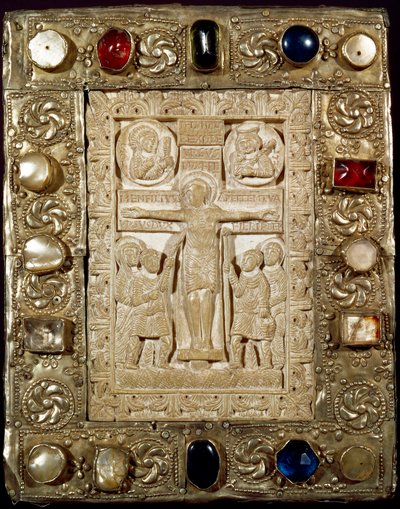 Arkeologi i middelalderen (middelalderen). Barbarkunsten i Lombardia: freden til hertug Orso. Elfenbensdelen representerer Kristus korsfestet omgitt av Jomfruen, Saint Longin the Centurion (eller Longinus) og Saint John. Lombardkunst fra 900-tallet. Jeg av Lombard School