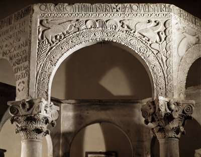 Lombardkunst, renessanse av Liutprand (Liutprandus) Langobardenes konge: detail d'arc decoree de relieffer, 730-740 (Rinascenza liutprandea, detalj av buen med relieffer) Cividale del Friuli, Museo Cristiano di Cividale nel Friuli, baptistero av Lombard School