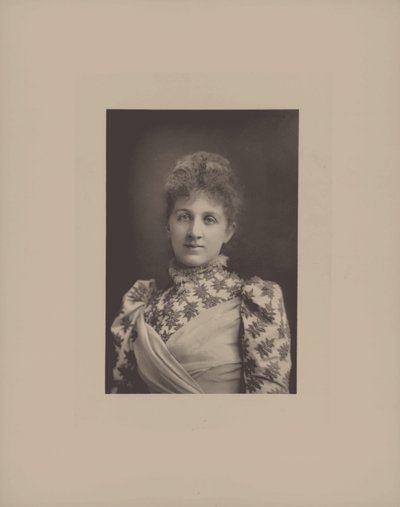 Portrett av pianisten og komponisten Liza Lehmann 1862-1918. av London . Photo studio W. and