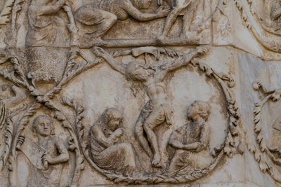 Korsfestelse, detalj fra Scener fra Kristi liv, Historier fra Det nye testamente, basrelieffer av Lorenzo Maitani (før 1275-1330), tredje søyle, fasade til Orvieto-katedralen, Umbria, Italia av Lorenzo Maitani