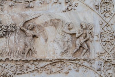 Utvist fra Eden, detalj fra Stories of Genesis, basrelieffer av Lorenzo Maitani (før 1275-1330), første søyle, sidefasade til Orvieto-katedralen, Umbria, Italia av Lorenzo Maitani