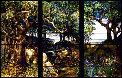 Et skogkledd landskap i tre paneler av Louis Comfort Tiffany