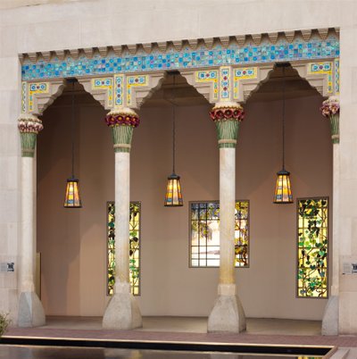 Arkitektoniske elementer fra Laurelton Hall, Oyster Bay, New York, ca. 1905 (kalkstein, keramikk og fravrile glass) av Louis Comfort Tiffany