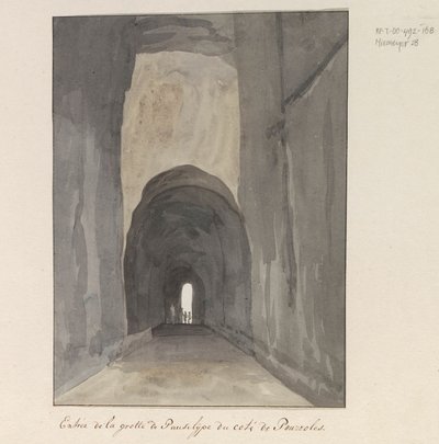 Ingang van grot Crypta Neapolitana (av Grotta di Posillipo) aan de kust van Pozzuoli Inngang til Pausilype-hulen nær Pozzuoli (tittel på objekt) Reiser i Italia, Sicilia og Malta - 1778 (serietittel) av Louis Ducros