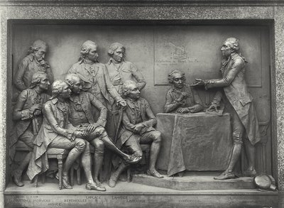Antoine Laurent Lavoisier (1743-94) forklarer sin analyse av luft til kollegene sine (bronse) (s/hv-bilde) av Louis Ernest Barrias