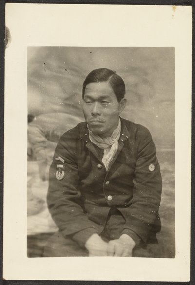 [Asiatisk mann i uniform] av Louis Fleckenstein