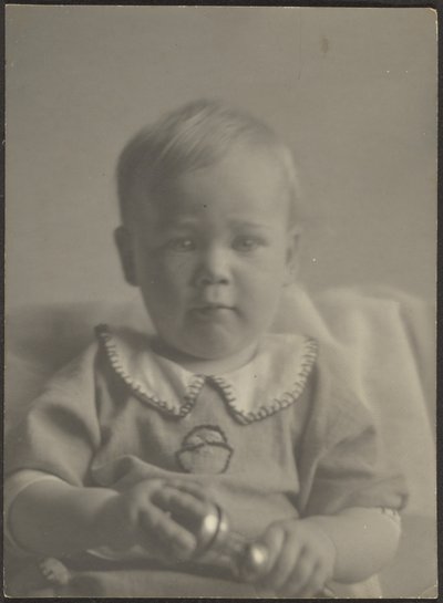 Baby med en sølvrangle av Louis Fleckenstein