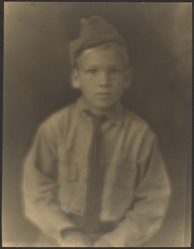 [Gutt kledd som soldat] av Louis Fleckenstein
