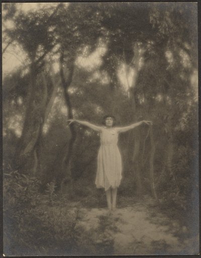 [Danser i en hage] av Louis Fleckenstein