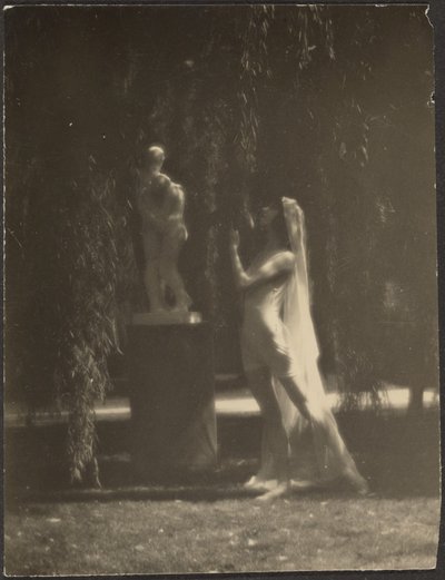 Danser i hage av Louis Fleckenstein