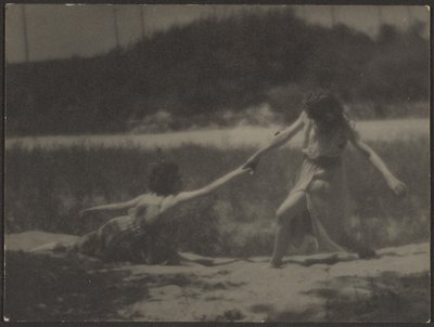 [Dansere i hagen] av Louis Fleckenstein