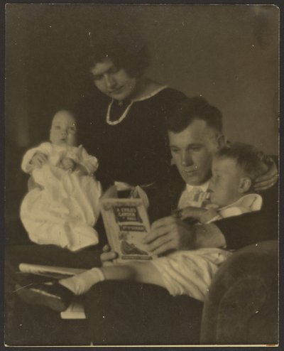 [Familieportrett med En hage med vers for barn] av Louis Fleckenstein