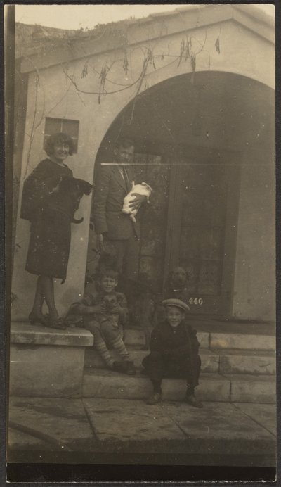 [Familie foran Fleckenstein Studio i Long Beach] av Louis Fleckenstein