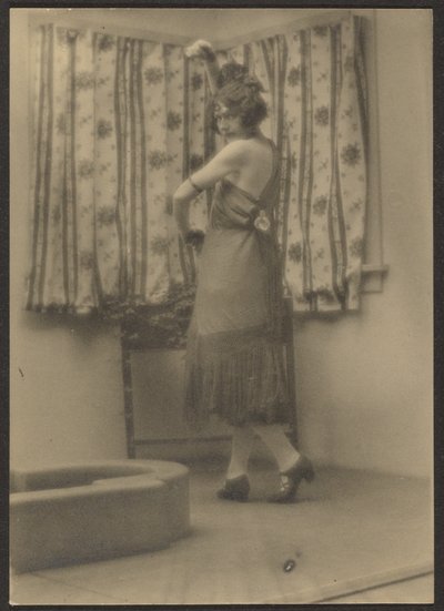 [Kvinnelig danser] av Louis Fleckenstein