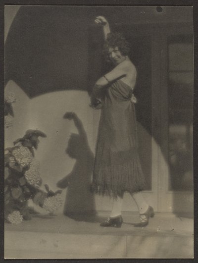 [Kvinnelig danser foran huset] av Louis Fleckenstein