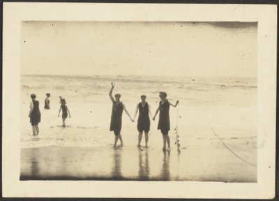 [Figurer i badedrakter på stranden] av Louis Fleckenstein