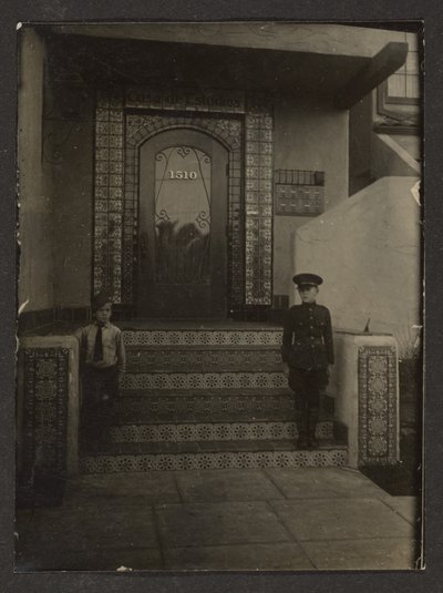 [Florences sønner utenfor Fleckensteins atelier i Long Beach] av Louis Fleckenstein