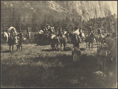 [Gruppe til hest, inkludert indianere i tradisjonell drakt] av Louis Fleckenstein